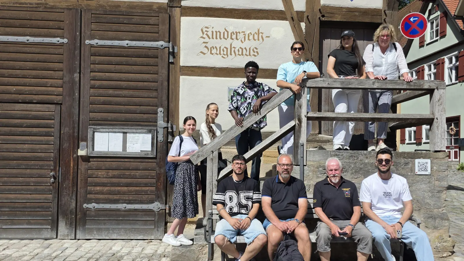 Gruppenfoto der Berufsintegrationsklasse vor dem Kinderzech-Zeughaus in Dinkelsbühl