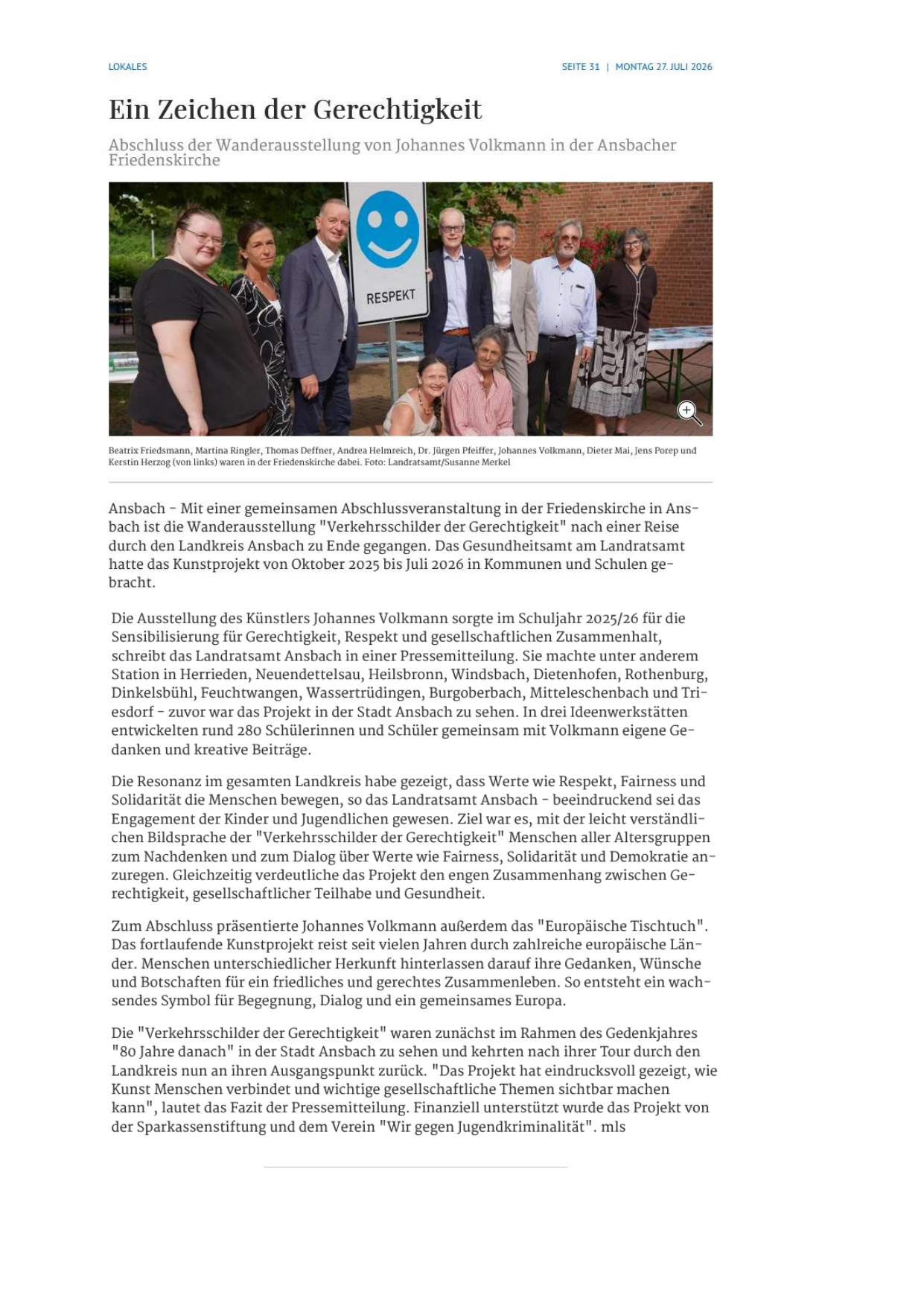 Zeitungsartikel „Endstation in Ansbach für Wanderausstellung Verkehrsschilder der Gerechtigkeit“ mit Gruppenfoto der Abschlussveranstaltung